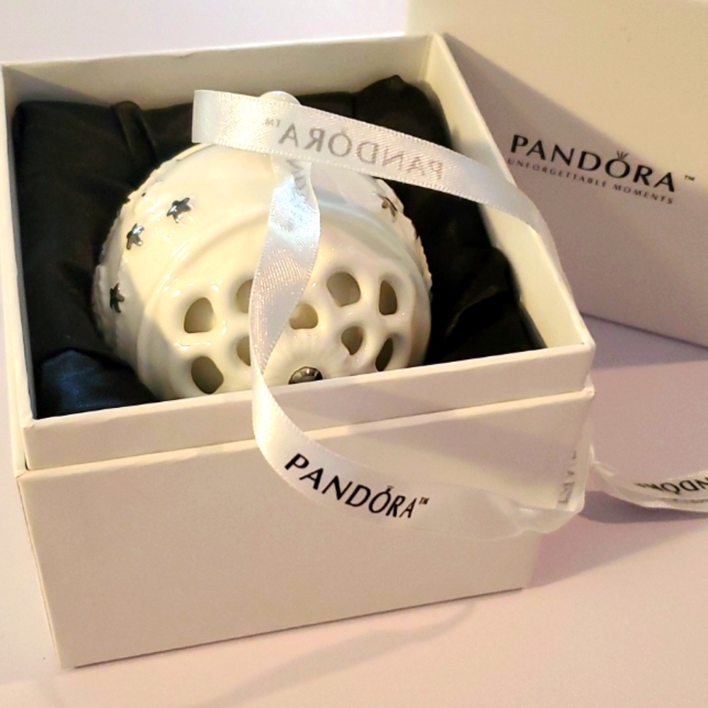 NEW - Pandora "2011" Ornament